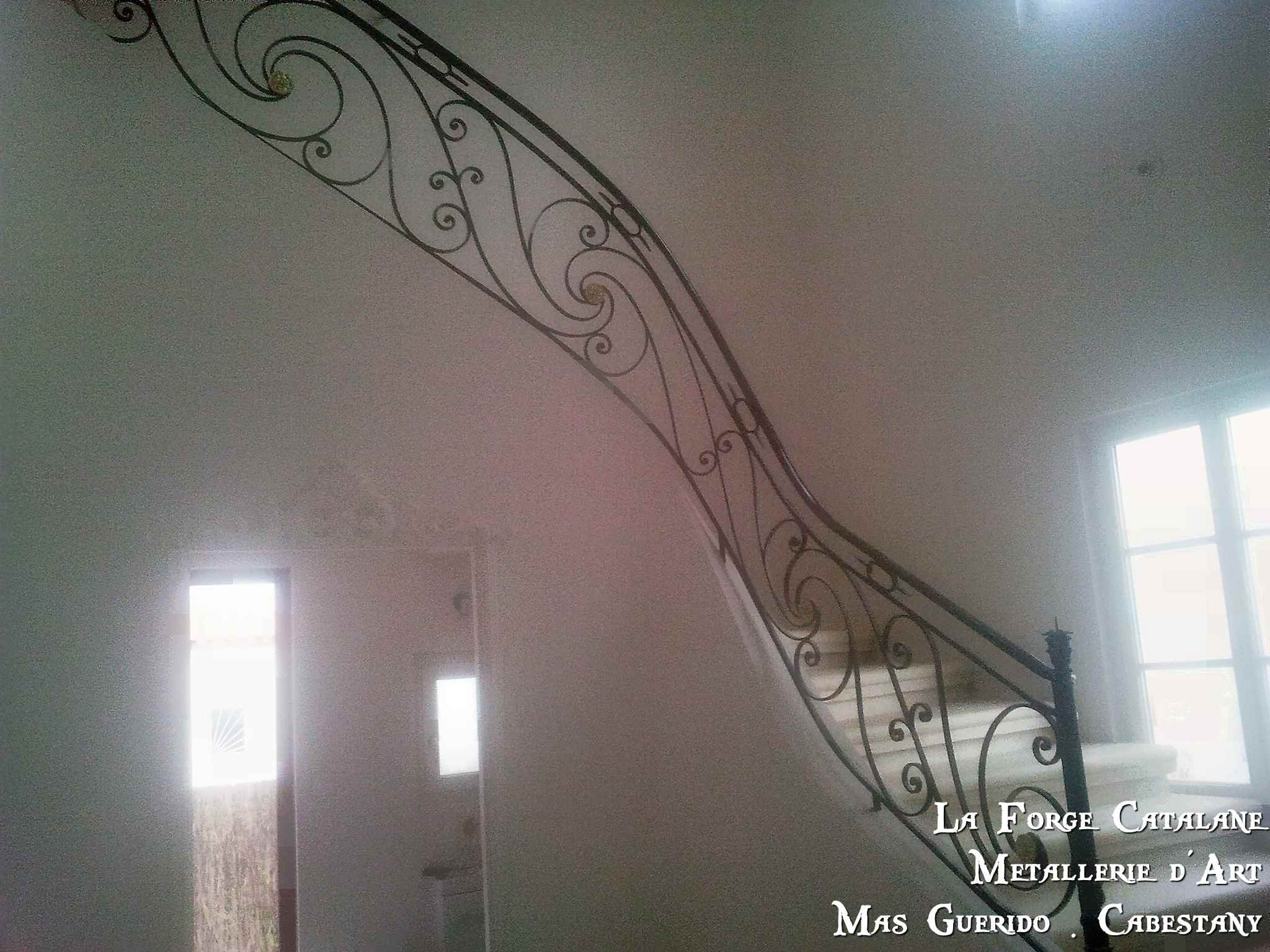 rampant debillarde volutes et elements bronze poteau ouvrage forge catalane.jpg